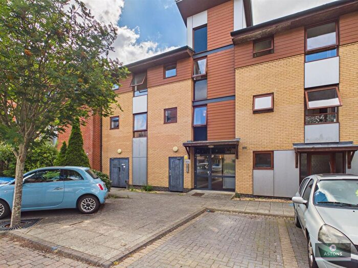 2 Bedroom Flat For Sale In Commonwealth Drive, Crawley, RH10