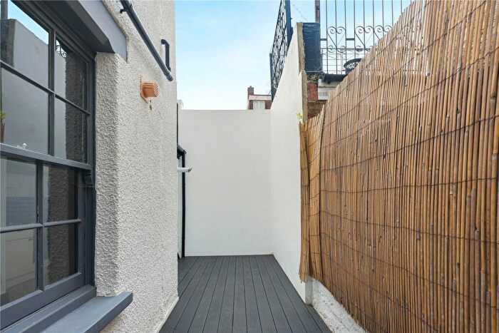 1 Bedroom Flat To Rent In Senrab Street, Stepney Green, London, E1