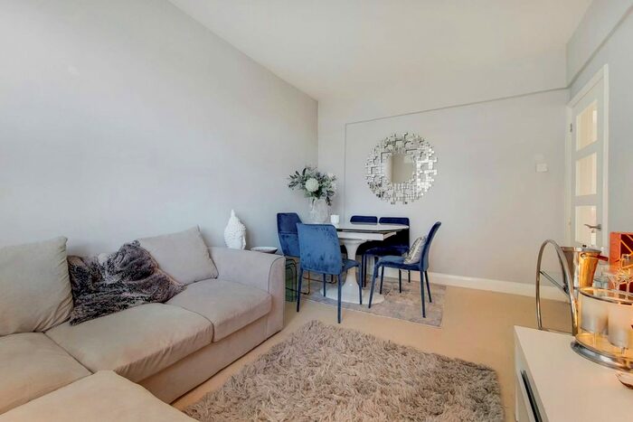 2 Bedroom Flat To Rent In Balham High Road, Wandsworth Common, London, SW17
