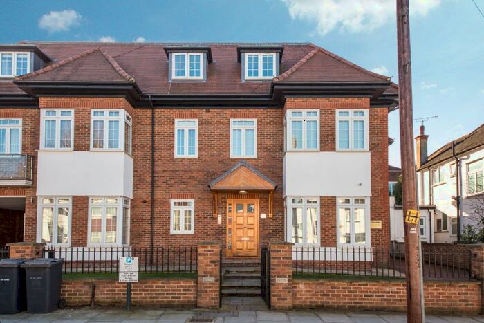 2 Bedroom Apartment To Rent In Beechcroft Avenue, Golders Green, NW11