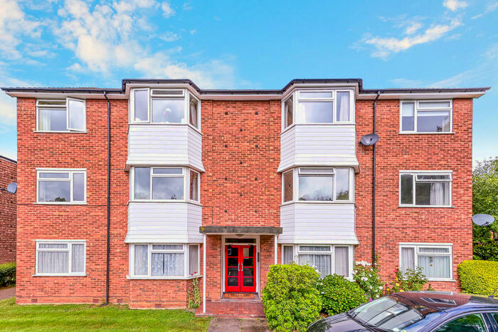 2 Bedroom Apartment To Rent In Oakenshaw Close, Surbiton, KT6