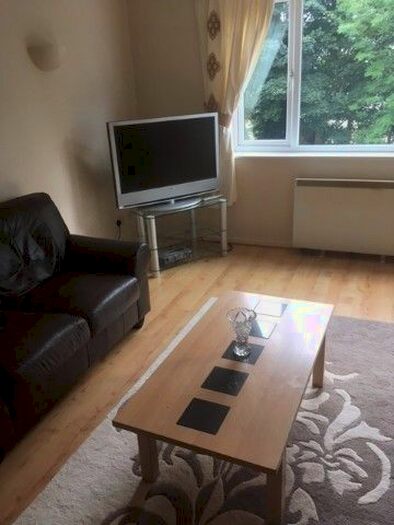 3 Bedroom Flat To Rent In Hazelhurst Court, Bradford, West Yorkshire, BD9