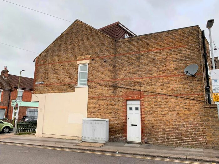 1 Bedroom Flat To Rent In Harwoods Road, Watford, WD18