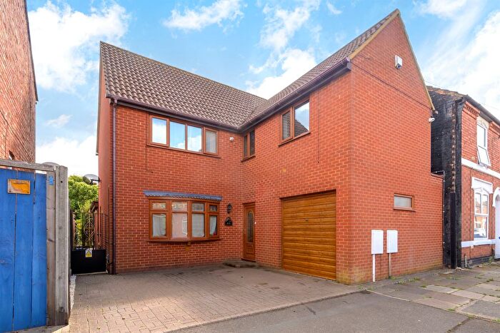 4 Bedroom Link Detached House For Sale In Cornwall Road, Kettering, NN16