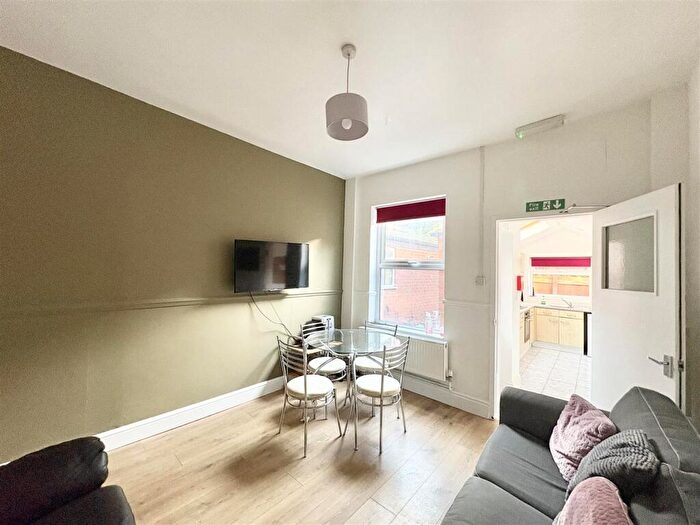 5 Bedroom House To Rent In Cycle Road, Nottingham, NG7