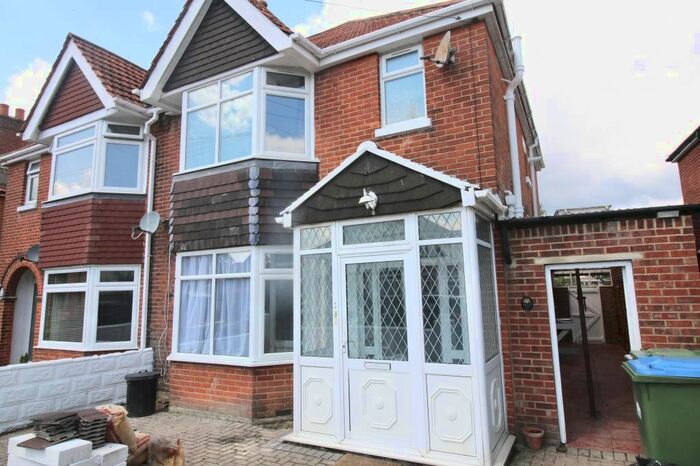 Semi-Detached House To Rent In Deacon Close, Southampton, SO19