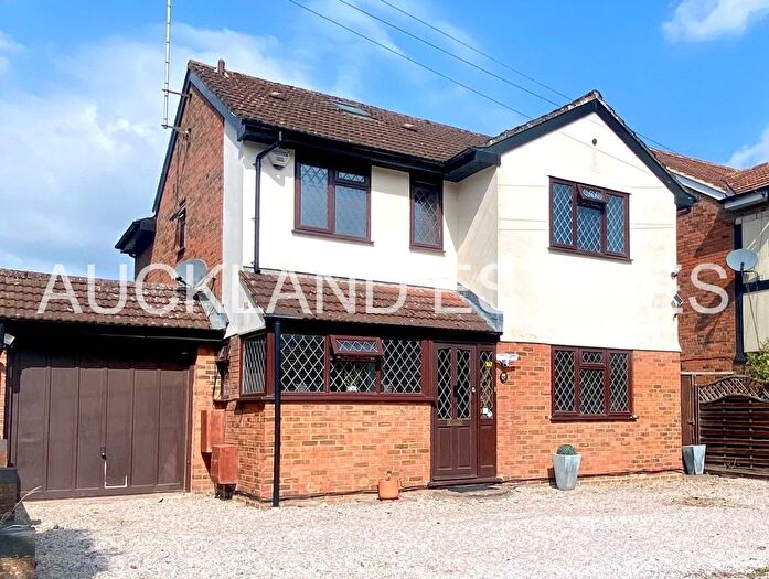 4 Bedroom Detached House For Sale In Wroxham Gardens, Potters Bar, EN6