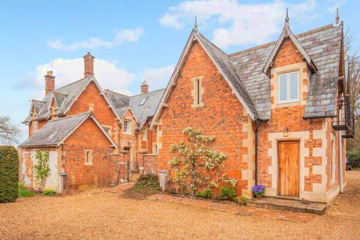 3 Bedroom Cottage To Rent In Chittoe, SN15