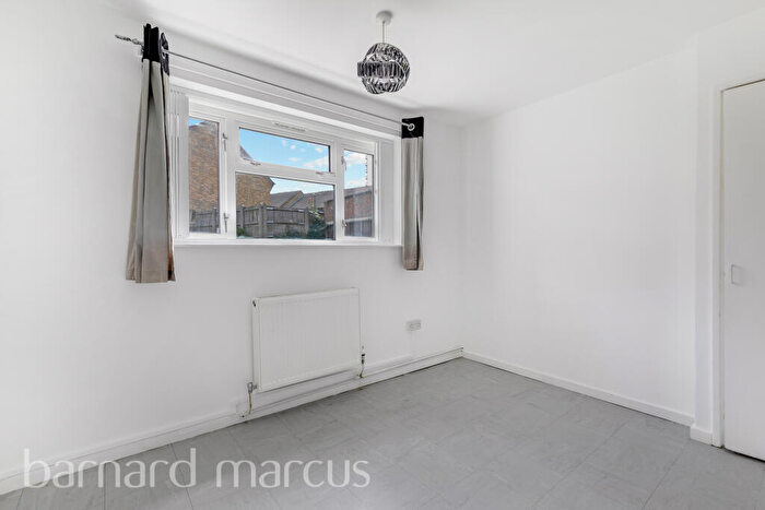 2 Bedroom Flat To Rent In Castle Hill Avenue, New Addington, Croydon, CR0