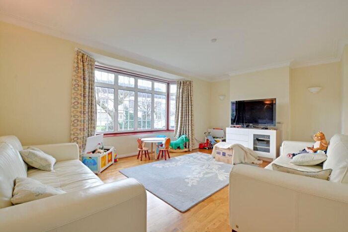 2 Bedroom Flat To Rent In Lock Chase, Blackheath, London, SE3