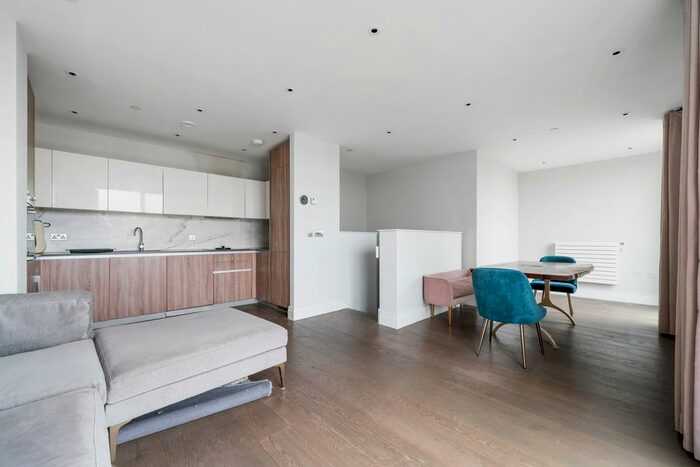 2 Bedroom Flat To Rent In Hamond Court, Queenshurst Square, Surrey, KT2