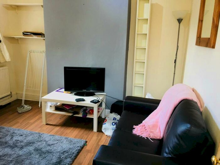 3 Bedroom House To Rent In Bruce Street, Cathays, Cardiff, CF24