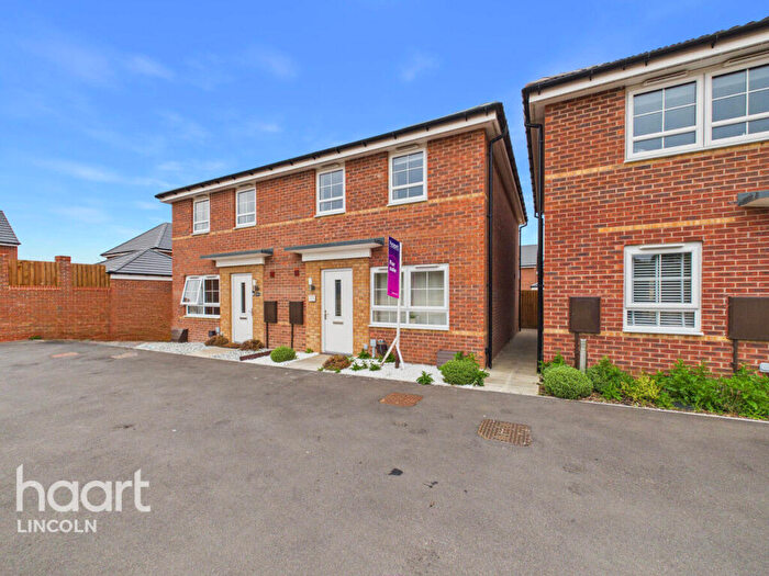 3 Bedroom Semi-Detached House For Sale In Anwick Close, Fernwood, NG24