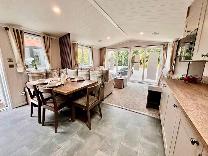 2 Bedroom Mobile/park Home For Sale In Anglesey, LL61