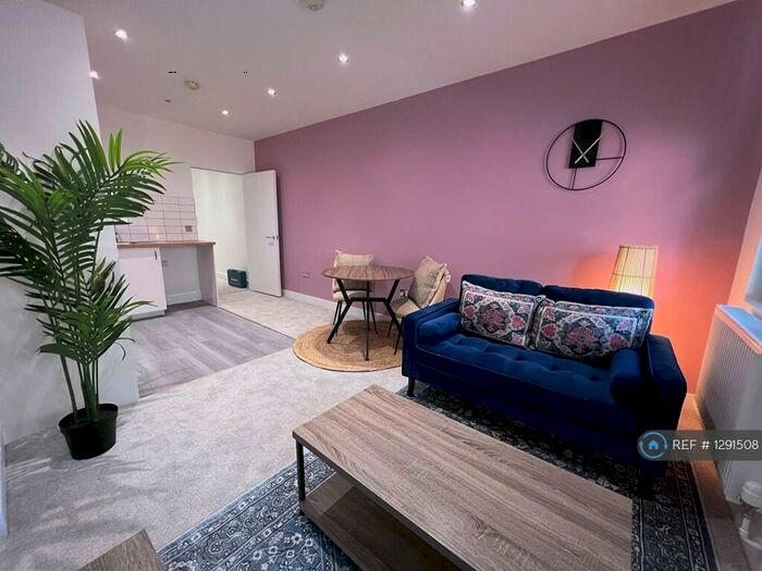 1 Bedroom Flat To Rent In New Briggate, Leeds, LS2