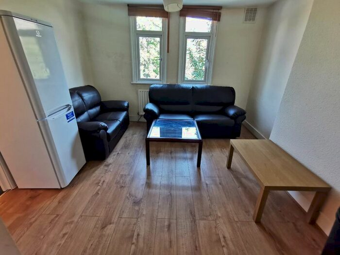 3 Bedroom Flat To Rent In South Lambeth Road, London, SW8
