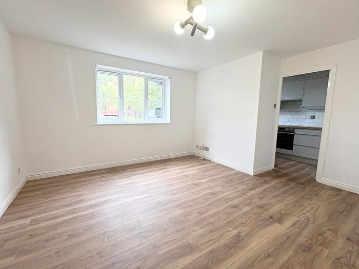 2 Bedroom Flat To Rent In Harlinger Street, Woolwich, SE18