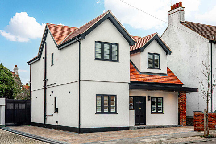 5 Bedroom Detached House For Sale In Woodfield Park Drive, Leigh-on-sea, SS9