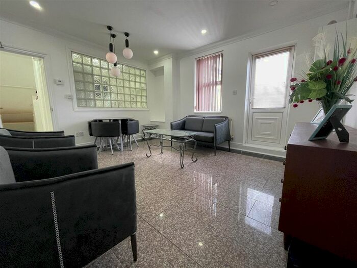 1 Bedroom Flat To Rent In Ninian Road, Roath, Cardiff, CF23