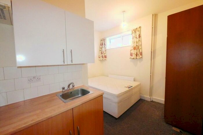Studio To Rent In West Green Road, Turnpike Lane, London, N15