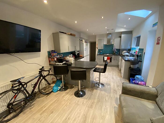 6 Bedroom House To Rent In Dawlish Road, Selly Oak, Birmingham, West Midlands, B29