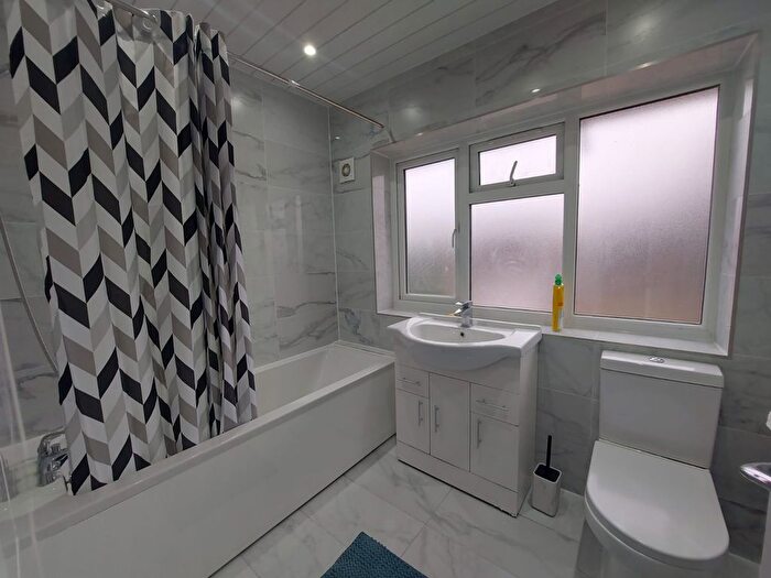 3 Bedroom End Terrace House To Rent In Leyswood Drive, Newbury Park, IG2