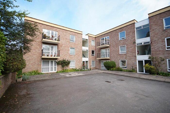2 Bedroom Flat To Rent In Christchurch, GL50