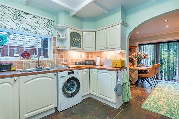 3 Bedroom Semi-Detached House For Sale In Hoghton Road, Leyland, PR25