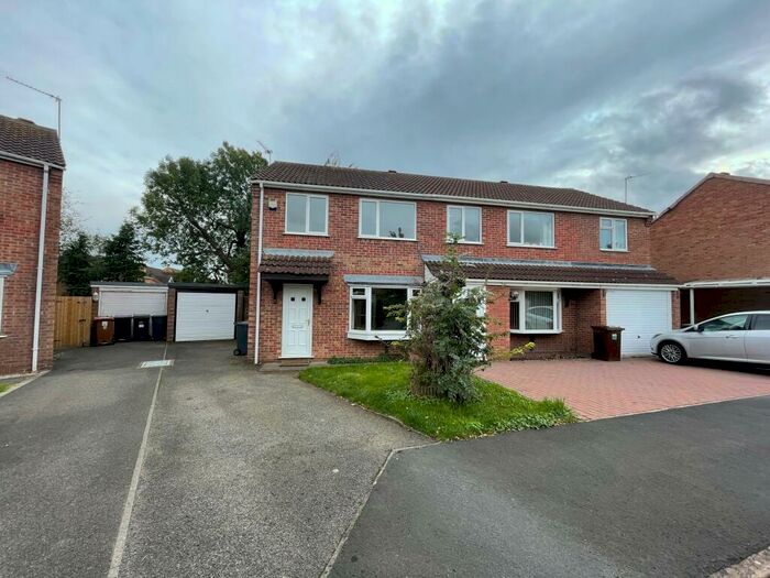 3 Bedroom Semi-Detached House To Rent In Ambleside Close, Sleaford, NG34