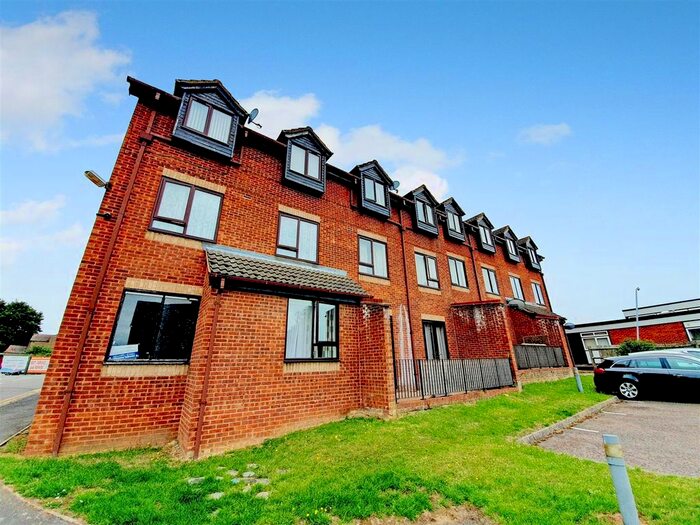 1 Bedroom Flat To Rent In Denbeigh House, Rushden, Northants, NN10