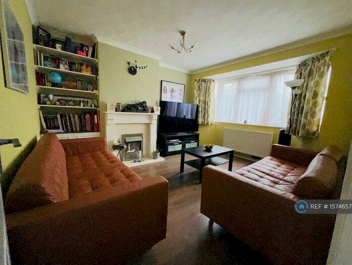 3 Bedroom Semi-Detached House To Rent In Roslyn Road, Woodley, Reading, RG5