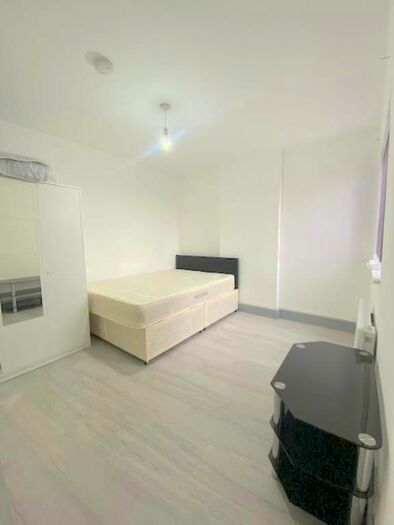 Studio To Rent In Oldfield Circus, Greenford UB5