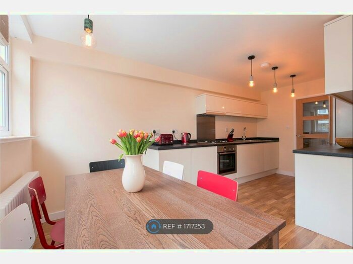 3 Bedroom Maisonette To Rent In Stratton Court, London, N1
