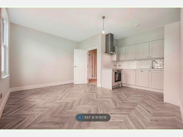 2 Bedroom Flat To Rent In Mill Hill Road, London, W3