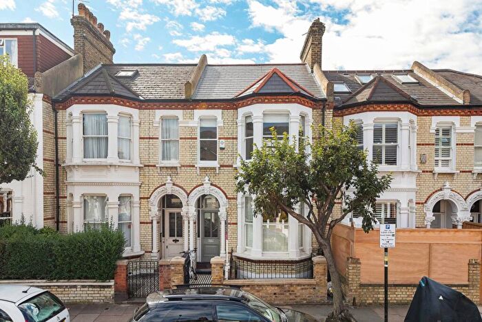 2 Bedroom Flat To Rent In Kyrle Road, Between The Commons, London, SW11