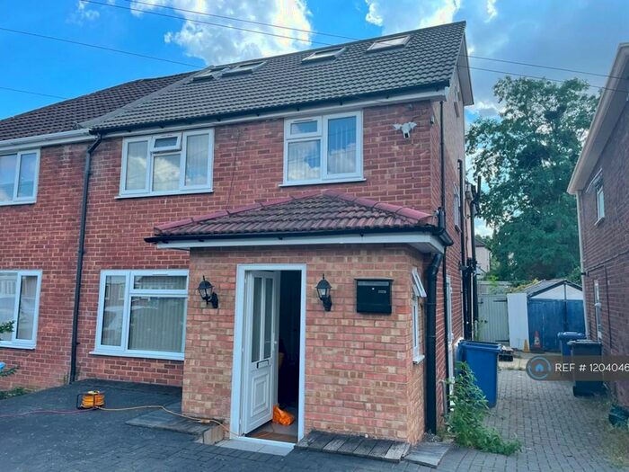 5 Bedroom Semi-Detached House To Rent In Clare Road, Maidenhead, SL6