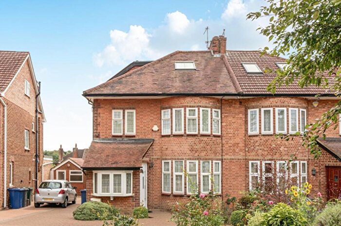 4 Bedroom House To Rent In Cissbury Ring South, London, N12