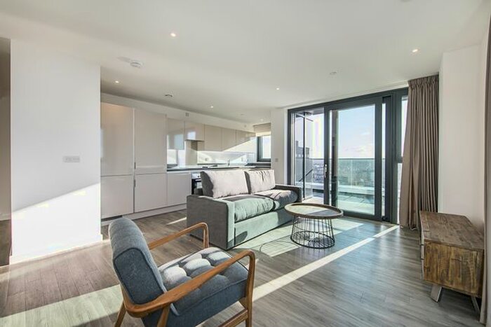 3 Bedroom Flat To Rent In Sutton Court Road, Sutton, SM1