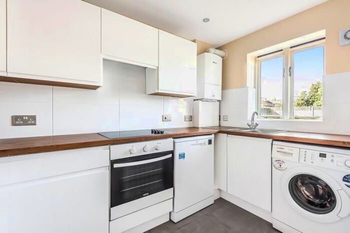 4 Bedroom Semi-Detached House To Rent In Pembroke Avenue, Enfield, EN1