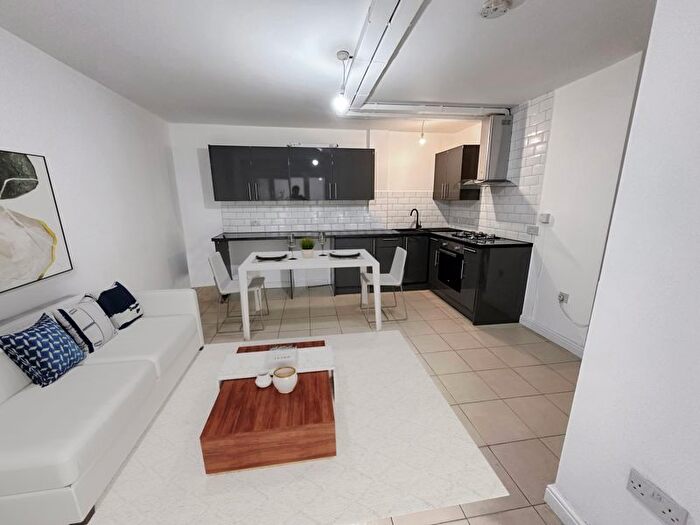 3 Bedroom Flat To Rent In Rosebank Gardens North, London, E3