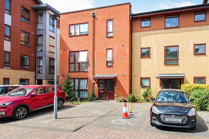 2 Bedroom Flat For Sale In Commonwealth Drive, Crawley, West Sussex., RH10