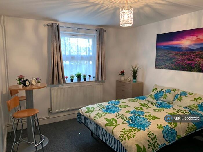 2 Bedroom Flat To Rent In The Ridgeway, Enfield, EN2