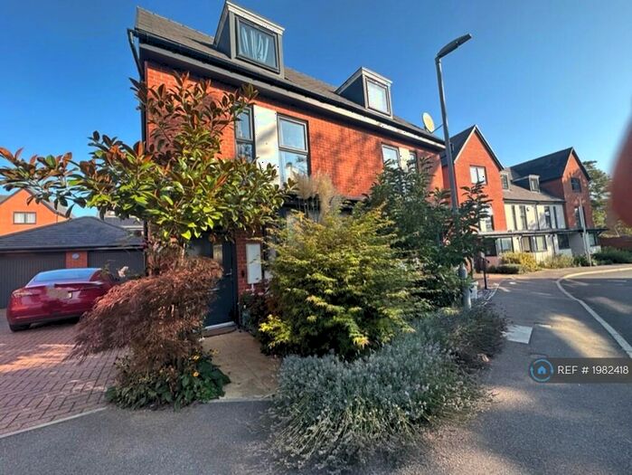 3 Bedroom Semi-Detached House To Rent In Coley Avenue, Reading, RG1