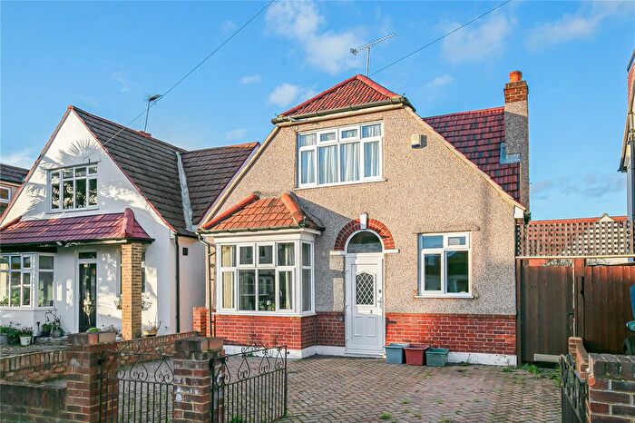 3 Bedroom Detached House For Sale In Park Avenue, Hounslow, TW3