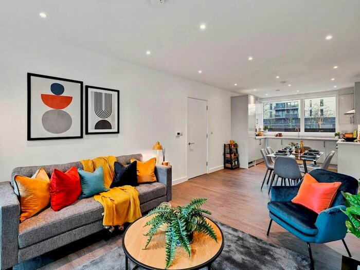 3 Bedroom Flat To Rent In Propeller Crescent, Addiscombe, Croydon CR0