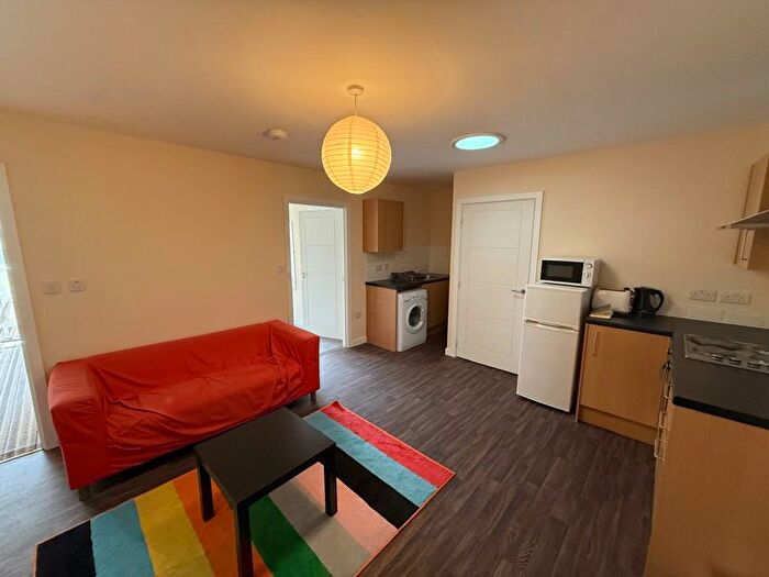 3 Bedroom Flat To Rent In Broad Lane, Huddersfield, HD5
