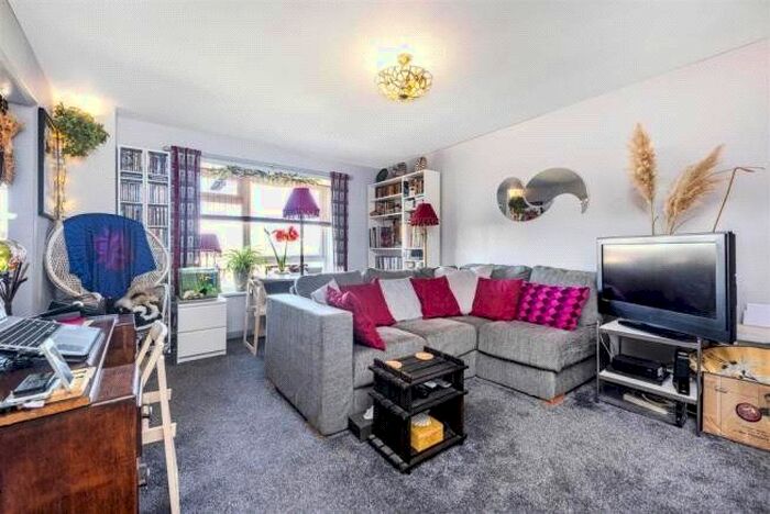 1 Bedroom Flat To Rent In Stourton Avenue, Hanworth, TW13