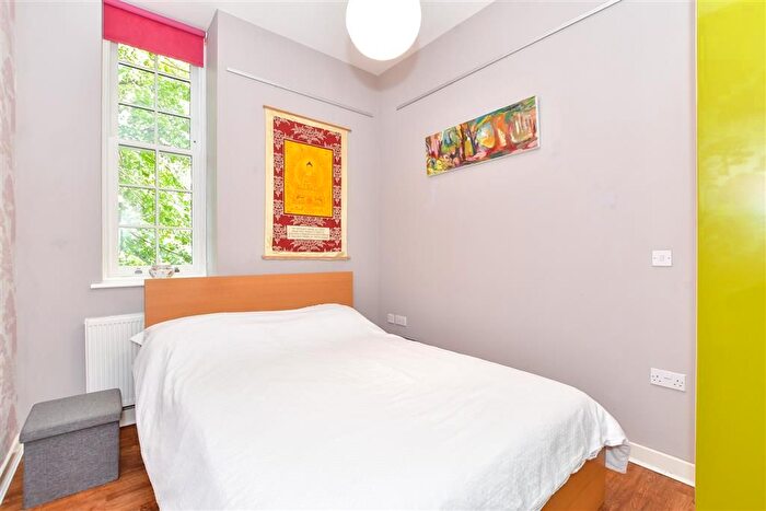 1 Bedroom Flat For Sale In Homestead Road, Chichester, West Sussex, PO19