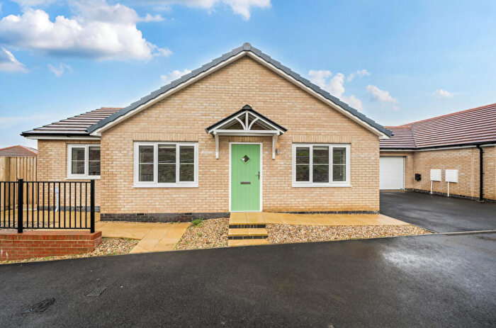3 Bedroom Bungalow For Sale In Broadweavers Close, Wincanton, BA9