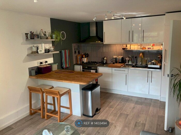 3 Bedroom Flat To Rent In Cranborne Close, Potters Bar, EN6